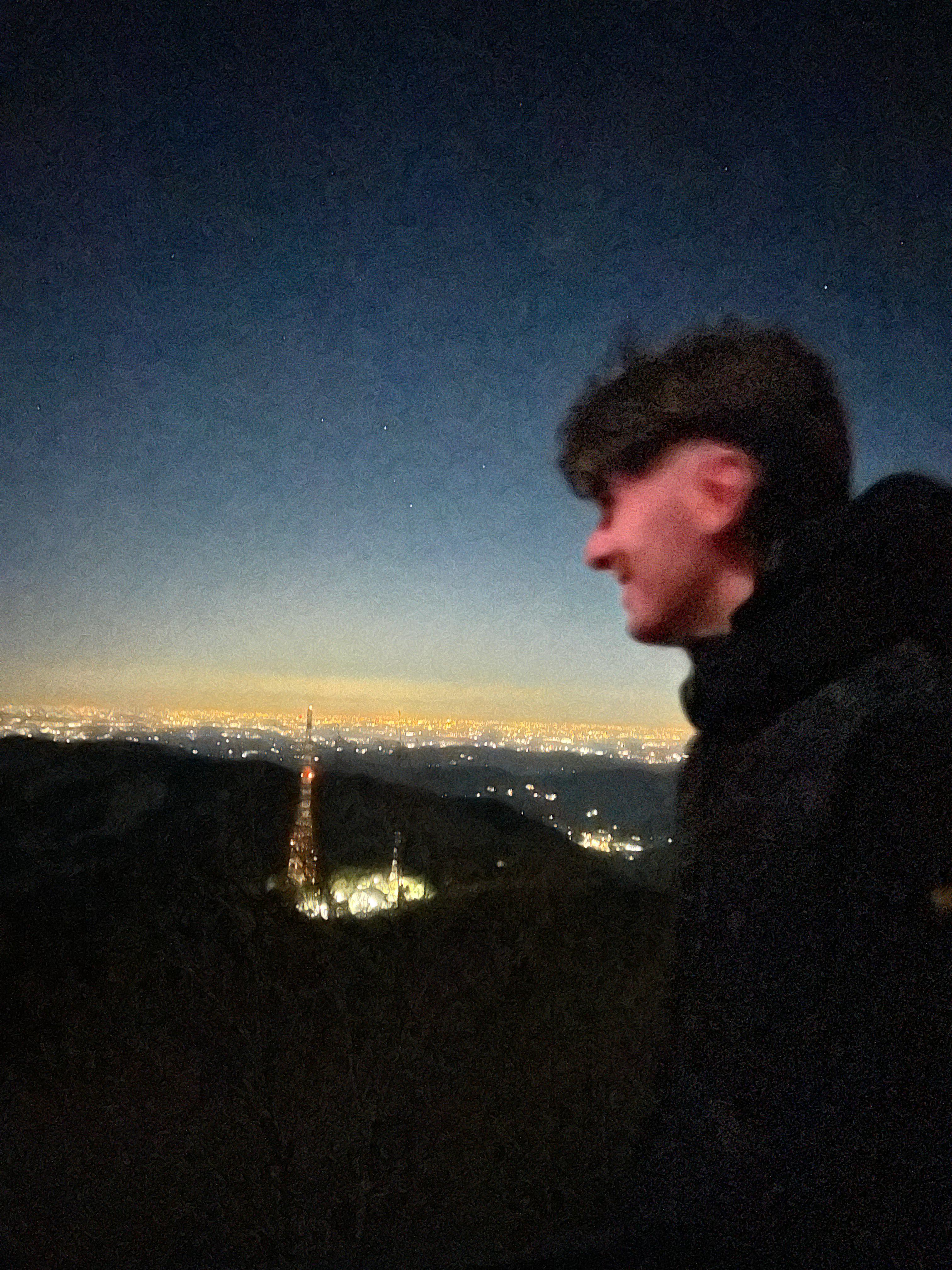 Nicola Devoti davanti a un panorama notturno
